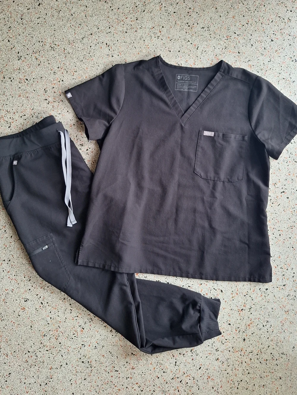 (Set) Figs Catrina One-Pocket Scrub Top & Figs Zamora Jogger Scrub Pants - Picture 4 of 7